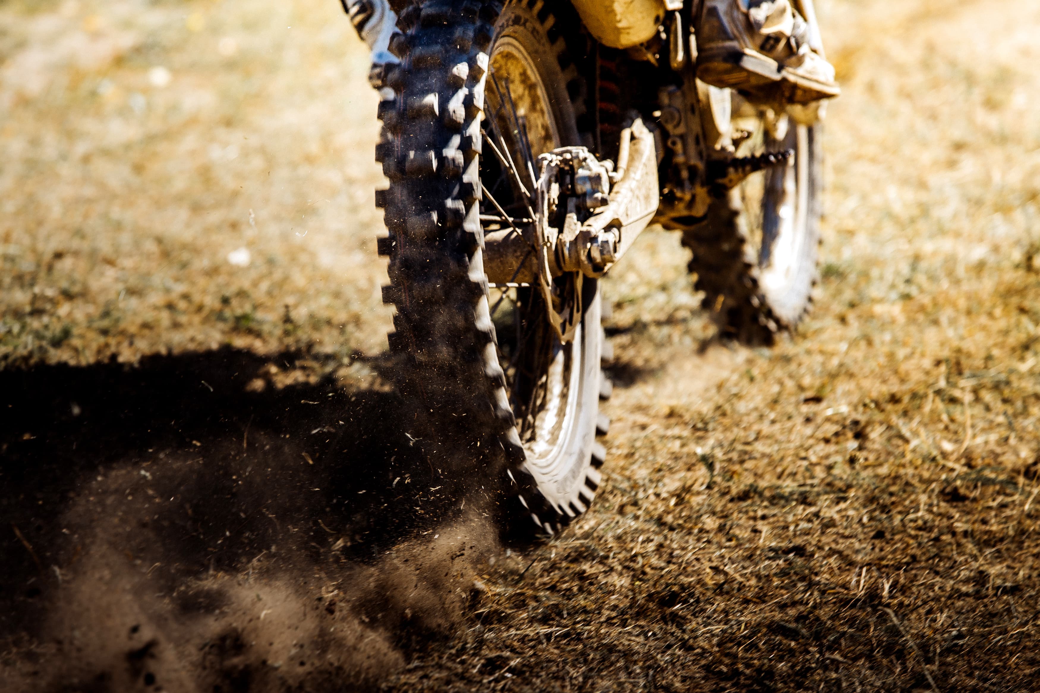 Ruta 4x4 recorriendo los mejores caminos off road de Monegros, vehículos avanzando entre colinas y vegetación baja.
